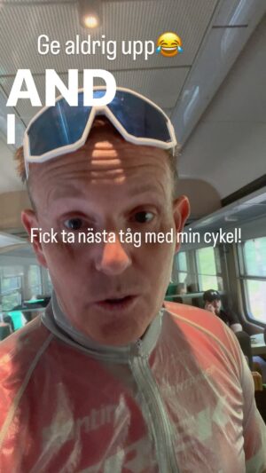 Måns Möller Instagram - SJ-dramat fick en ny vändning (efter att ha blivit nekad påstigning i Hedemora) när jag vägrade ge upp satte mig i 2 h o väntade på nästa täg . Där var det trevliga o glada tågvärdar som önskade mig en glad nationaldag. Tappa aldrig hoppet om mänskligheten! ♥️♥️♥️#mittSverigebyggeringaSURA