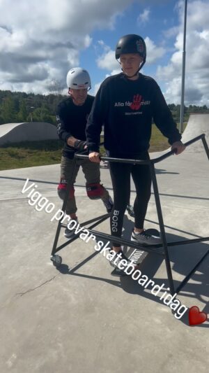 Måns Möller Instagram - Idag är vi o provar skateboard. Viggos lillebror Olle brukar åka o Viggo har alltid velat prova men inte riktigt fått till det innan❤️tack Hans o gänget
