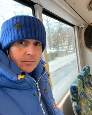 Måns Möller Instagram - Jag åker kommunalt och har hörlurar med sladd. Men snart kommer skatteåterbäringen. Då ska jag gå o sprätta på stan o vara så dryg jag bara kan , sluta hälsa på folk o börja vaska champagne igen . .