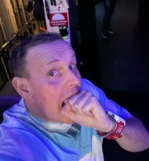 Måns Möller Instagram - Pirret backstage!Jag är adrenalinjunkie. Älskar att få göra standup för er❤️att folk lägger sin lördagkväll och investerar sin tid. Tack för förtroendet! Utsålt ikväll igen på Lorensberg jag säger som Viggo ’De e kul å va glad’