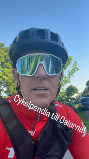 Måns Möller Instagram - Som en dröm att med hjälp o stöttning av en riktigt bra läkare få igång kroppen sakta efter ett års sjukdom/koma! Idag blev det att åka min #trekmadone till Stjärnsund. Synd att han som bor här inte svarar på mina sms annars hade jag haft nånstans att bo innan giget i Smedjan imorn 😅😆😂🚀🕺