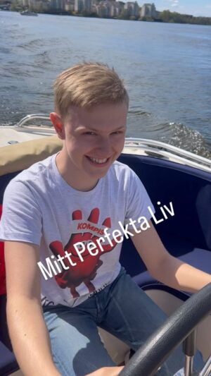Måns Möller Instagram - Mitt Perfekta Liv heter showen! Utsålt o kanonfina omdömen från ER❤️. Höstens biljetter finns på www.mansmoller.se - hela våren var utsåld🕺🕺🕺TACK ALLA