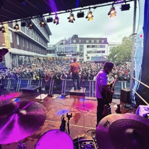 Måns Zelmerlöw Instagram - Tack Falun! Vi gjorde det tillsammans! Trots ösregn och kyla var ni ändå SÅ många och vi njöt hela vägen.
Efter att ha varit nära att halka omkull 105 gånger, bestämde jag mig i Cara Mia för att kasta av skorna och köra barfota för första gången i mitt liv. Kanske borde fortsätta resten av turnén? 😜
Stort tack!