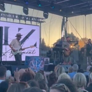 Måns Zelmerlöw Instagram - Tack Skellefteå! SO happy to see all 6000 of you, sharing this tropical night with us! Also premiere for another new song, ”Fan hur bra är du”, and it got quite emotional. Hope you liked it!
Thanks to @snyggsalong for sorting the bonnet out last minute!
We had the best time! ❤️