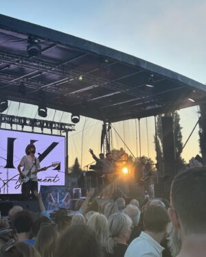 Måns Zelmerlöw Instagram - Tack Skellefteå! SO happy to see all 6000 of you, sharing this tropical night with us! Also premiere for another new song, ”Fan hur bra är du”, and it got quite emotional. Hope you liked it!
Thanks to @snyggsalong for sorting the bonnet out last minute!
We had the best time! ❤️