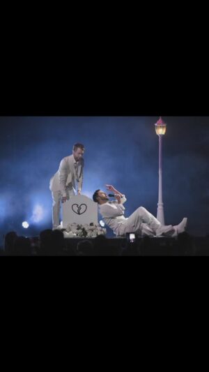 Måns Zelmerlöw Instagram - What a week it’s been! Masked Singer Final, @hemnet Guldhemmet, Allsång at @axiscommunications and then topped it off with Björnzone in @melodifestivalen last night. I am proper exhausted but happy and grateful to have the best job in the world!
But now - HOMETIME. To the best family in the world. ❤️