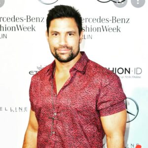 Manu Bennett Instagram - OK pre covid photos seem the rage. Just before the shit hit the fan.