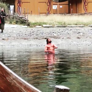 Manu Bennett Instagram - The Covid year of 2020 has had a profound impact upon the lives of everyone & for many reasons. Without undermining the effect upon others, I had some of the most inspiring  experiences of my lifetime including visiting Norway, the final destination (that I'm aware of) that my DNA is linked back to. I felt the presence of my ancient ancestors as I negotiated the past & the present by performing the haka on the glacial shores of the Viking Village in Aurland.#maoriviking @thebeardstruggle
