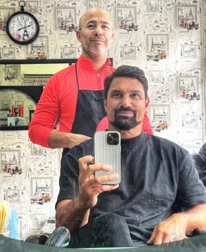 Manu Bennett Instagram - There is art in the practise & a window into culture. Shaving in Istanbul #barbershop #istanbul #turkey Thank you my brother @couffeur_serkan_sahin So nice to meet you, your father & your son. 🇹🇷