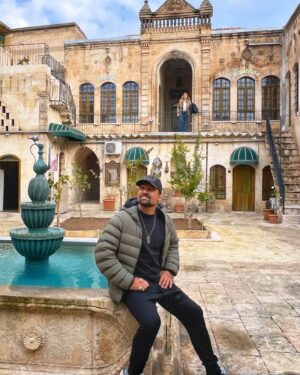 Manu Bennett Instagram - Spartacus serisinde canlandırdığı Galyalı gladyatör Crixus rolüyle tanınan oyuncu @manubennett ‘i Hanehan’da  misafir etmekten mutluluk duyduk 😍💪🏻
#manubennett #urfa sizi çok sevdi ☺️❤️ İyi ki sizi tanıyabildik gerçekten 🙏🏻 #crixus 

#spartacus 
#travelling 
#şanlıurfa
#mezopotamya 
#göbeklitepe 
#fotograf
#natural
#güneydoğu 
#ig_color
#seyahat
#instagood
#instagram
#travelblogger 
#photooftheday
#objektifimden
#travel
#travelphotography
#gençgezginler 
#türkiyede1yer
#haftasonu 
#weekend 
#küçükbutikoteller 
#butikoteller 
#konaklama
#igtravel 
#neredekalcom 
#gezginler