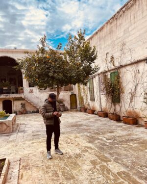 Manu Bennett Instagram - Spartacus serisinde canlandırdığı Galyalı gladyatör Crixus rolüyle tanınan oyuncu @manubennett ‘i Hanehan’da  misafir etmekten mutluluk duyduk 😍💪🏻
#manubennett #urfa sizi çok sevdi ☺️❤️ İyi ki sizi tanıyabildik gerçekten 🙏🏻 #crixus 

#spartacus 
#travelling 
#şanlıurfa
#mezopotamya 
#göbeklitepe 
#fotograf
#natural
#güneydoğu 
#ig_color
#seyahat
#instagood
#instagram
#travelblogger 
#photooftheday
#objektifimden
#travel
#travelphotography
#gençgezginler 
#türkiyede1yer
#haftasonu 
#weekend 
#küçükbutikoteller 
#butikoteller 
#konaklama
#igtravel 
#neredekalcom 
#gezginler