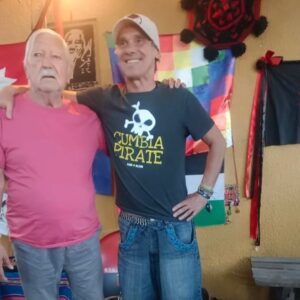 Manu Chao Instagram - Villa Francia presente !! 
GRACIAS CHILE!!!!! 

A fines de los 60 y principios de los 70 la efervescencia de los estratos sociales más bajos de la unidad popular convirtieron al barrio de Villa Francia  en un foco SUBVERSIVO de la capital de Chile. 

Alegria haber podido visitarlos de nuevo en vísperas de la conmemoración del día del JOVEN COMBATIENTE ( 29 de marzo )
compartiendo con el padre de los hermanos Vergara Toledo, Don Manuel (Manolo Vergara ) junto con los pobladores y luchadores sociales de la villa. 

En el espacio COMUNITARIO PABLO VERGARA funciona el comedor Luisa Toledo (madre de los hermanos Vergara ) y allí ,  a diario, se entregan almuerzos para los pobladores con menos recursos de la villa .

VIVA TU  VILLA FRANCIA !!!! 
POR LA TENACIDAD, EL CORAZON, LA VALENTIA Y EL EMPUJE!!! No estamos solos! 

#ManuChao #villafrancia @miguel_rumbao