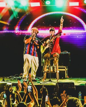 Manu Chao Instagram - • @manuchaoofficial em Salvador 🇧🇷✨
show incrível com participações de @vandaldeverdade @russopassapusso e @carretadaonze 🌞🔥✨

• produção @mamasoundorg @123marias ✨
axé!
🍀

•
#manuchao #salvador #russopassapusso #vandalverdade #carretadaonze