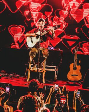 Manu Chao Instagram - • @manuchaoofficial em Salvador 🇧🇷✨
show incrível com participações de @vandaldeverdade @russopassapusso e @carretadaonze 🌞🔥✨

• produção @mamasoundorg @123marias ✨
axé!
🍀

•
#manuchao #salvador #russopassapusso #vandalverdade #carretadaonze