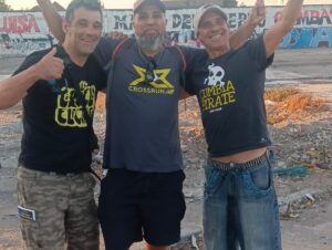 Manu Chao Instagram - Villa Francia presente !! 
GRACIAS CHILE!!!!! 

A fines de los 60 y principios de los 70 la efervescencia de los estratos sociales más bajos de la unidad popular convirtieron al barrio de Villa Francia  en un foco SUBVERSIVO de la capital de Chile. 

Alegria haber podido visitarlos de nuevo en vísperas de la conmemoración del día del JOVEN COMBATIENTE ( 29 de marzo )
compartiendo con el padre de los hermanos Vergara Toledo, Don Manuel (Manolo Vergara ) junto con los pobladores y luchadores sociales de la villa. 

En el espacio COMUNITARIO PABLO VERGARA funciona el comedor Luisa Toledo (madre de los hermanos Vergara ) y allí ,  a diario, se entregan almuerzos para los pobladores con menos recursos de la villa .

VIVA TU  VILLA FRANCIA !!!! 
POR LA TENACIDAD, EL CORAZON, LA VALENTIA Y EL EMPUJE!!! No estamos solos! 

#ManuChao #villafrancia @miguel_rumbao
