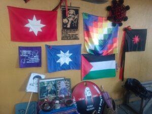 Manu Chao Instagram - Villa Francia presente !! 
GRACIAS CHILE!!!!! 

A fines de los 60 y principios de los 70 la efervescencia de los estratos sociales más bajos de la unidad popular convirtieron al barrio de Villa Francia  en un foco SUBVERSIVO de la capital de Chile. 

Alegria haber podido visitarlos de nuevo en vísperas de la conmemoración del día del JOVEN COMBATIENTE ( 29 de marzo )
compartiendo con el padre de los hermanos Vergara Toledo, Don Manuel (Manolo Vergara ) junto con los pobladores y luchadores sociales de la villa. 

En el espacio COMUNITARIO PABLO VERGARA funciona el comedor Luisa Toledo (madre de los hermanos Vergara ) y allí ,  a diario, se entregan almuerzos para los pobladores con menos recursos de la villa .

VIVA TU  VILLA FRANCIA !!!! 
POR LA TENACIDAD, EL CORAZON, LA VALENTIA Y EL EMPUJE!!! No estamos solos! 

#ManuChao #villafrancia @miguel_rumbao
