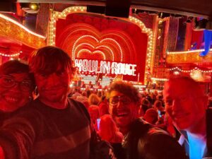Manu Guix Instagram - Quina bestialitat. Quin fart de plorar. Quina meravella #MoulinRouge. Uf. Si teniu ocasió, no us ho perdeu. Que guai viure això amb vosaltres @danijmeyer @danieldelgadobcn @martacristia_  #LaGenteQueSopla