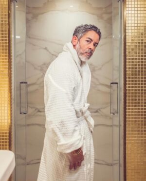 Manu Payet Instagram - Mon portrait dans Liberation aujourd’hui. Très touché par les mots de @roqueeva. Merci ! 

Le comédien-animateur-réalisateur de 48 ans revendique son identité créole et son statut de «daron» nostalgique.

Il faut parvenir à l’attraper. Physiquement. A le suivre. Verbalement. Ne pas le laisser partir trop loin dans le délire au risque de métamorphoser l’entretien en un sketch XXL. @manupayet s’agite en permanence. Une intranquillité joyeuse doublée d’une hyperactivité qui se traduit par un emploi du temps diabolique entre un tournage pour une série Netflix, une tournée avec son hilarant seul en scène Emmanuel 2 et quelques séquences de doublage pour le prochain épisode du film d’animation Kung-Fu Panda. Il débarque dans une chambre de l’hôtel Bowmann situé à quelques mètres de chez lui, dans le VIIIe arrondissement de Paris. Hôtel dans lequel il a atterri une nuit alors qu’il avait oublié ses clés et qu’il n’a pas osé réveiller sa femme. La déconvenue lui a permis de sympathiser avec le patron. Il est comme ça, Manu Payet. Un mec avenant avec qui on a envie de boire un coup, de passer une soirée à rire de nos travers. Bavard et bouillonnant, il en oublie d’ailleurs son entorse à la cheville, pendant que nous, nous observons son corps nous raconter son histoire.

Lire la suite du portrait sur Liberation.fr

📸 @MartinColombet
✍️ Eva Roque
🗞️ @leo_domboy 
📰 @liberationfr