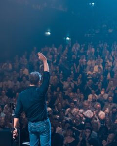 Manu Payet Instagram - Merci Toulouse, vous avez été extraordinaires pour clôturer une semaine à guichets fermés ! 🙏🏻

Rendez-vous mercredi à Tours, jeudi à Yvetot [complet] et vendredi à Saint-Grégoire [complet] !

🎟️ Dernières places #Emmanuel2 disponibles sur la billetterie : lien en bio