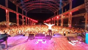 Manuel Agnelli Instagram - Magnifico Carroponte! Ieri siete stati commoventi, non volevo più smettere. Questa band è cresciuta tantissimo in un anno e lo capisco soprattutto dalla vostra presenza e dalle vostre reazioni. Fermarsi ora mi strazia il cuore ma va fatto. Va fatto quando si ha ancora appetito perché accelera i tempi di rientro... Non perdiamoci di vista! Voglio e sogno di risentirvi e rivedervi tutti così come vi ho visti in tutto questo tour: magici, salvifici, complici e belli.
Grazie a tutti voi che mi avete dato fiducia. Siete più importanti di quanto pensiate. Vi devo molto ❤️

@beatrice_antolini 
@___littlepiecesofmarmelade___ 
@giacomo.rossetti_rost 

@carroponteofficial / @vertigo.co.it 

📷 @maximarte