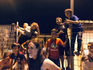 Manuel Agnelli Instagram - Io e @gipigianni stiamo girando video di Severodoneskt con i ragazzi di un campo rom alla periferia di Roma. È un'esperienza molto forte e commovente a livello umano. C’è una energia meravigliosa e una forza vitale della quale mi sento riconoscente. 
Ah… il video verrà una figata.
Ah (n.2): il 17 torno e suono a @rockinroma, ci si vede a Capannelle