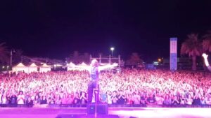 Manuel Agnelli Instagram - Ieri a Pescara concerto sensazionale e altro bagno di folla dopo quello di Orbetello. Siete stati fantastici! Questo tour non doveva avere un senso ma glielo state dando voi. Eccome se glielo state dando...! 🖤 Grazie, ci si vede a Reggio Emilia il 22 agosto e poi a Campobasso il 25!

➡️ Date complete del tour nelle solite storie in evidenza