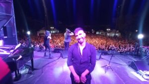 Manuel Agnelli Instagram - Non vorrei fermarmi più. 
Ieri a Sesto Fiorentino eravate una marea potentissima, la band mi dà un' energia che mi sembrava impossibile rivivere e infatti oggi sono uno straccio... sono svuotato, un uomo fortunato, un privilegiato un figlio di puttana che vi ama.  Vorrei continuasse per sempre ma mi devo fermare. Ci sono ancora tre date. Spacchiamo tutto.