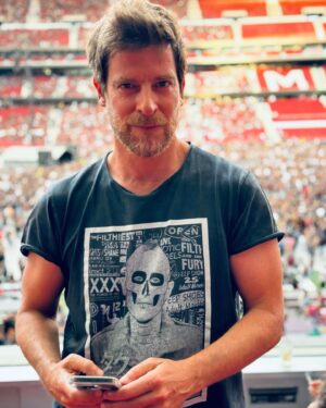 Manuel Baqueiro Instagram - El sonido no era el mejor, vale. Están cascados, acepto. La voz de Axl Rose brillaba por su ausencia… también. Pero ayer tuve la oportunidad de reencontrarme con mi adolescencia, botar como un poseso al compás de “Welcome to the jungle” o “Sweet child of mine” y considerarme el tipo más afortunado del mundo, porque lo que no puede hacer 20 años atrás, ayer ocurrió. Vi a los putos Guns’n Roses en directo. Eso ya no me lo quita nadie. Larga vida al rock’n roll. #gunsandroses #concert