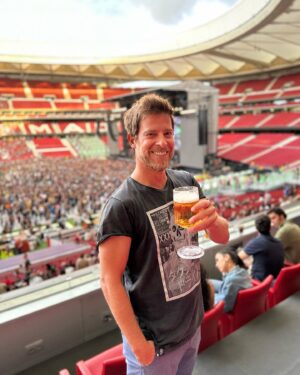 Manuel Baqueiro Instagram - El sonido no era el mejor, vale. Están cascados, acepto. La voz de Axl Rose brillaba por su ausencia… también. Pero ayer tuve la oportunidad de reencontrarme con mi adolescencia, botar como un poseso al compás de “Welcome to the jungle” o “Sweet child of mine” y considerarme el tipo más afortunado del mundo, porque lo que no puede hacer 20 años atrás, ayer ocurrió. Vi a los putos Guns’n Roses en directo. Eso ya no me lo quita nadie. Larga vida al rock’n roll. #gunsandroses #concert