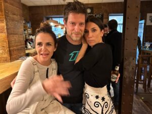 Manuel Baqueiro Instagram - Partners in crime. @melaniolivares y mi @itziar_miranda . Es viernes y vienen curvas… @amaresparasiempre