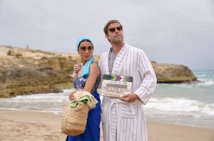 Manuel Baqueiro Instagram - Manolita y Marcelino. Una vida juntos. Por estar, han estado hasta en la Costa Brava!!! Así terminaba la temporada hace un año y medio, junto al mar. Y así es donde me gustaría estar a mí siempre, cerca del mar. Tarifa, Galicia, Brasil… tantos lugares… pero estoy seguro que Marcelino se conformaría con menos… “yo junto a mi Manolita, donde sea, como si es en mitad del desierto, pero a su lado”. Una vida juntos estos dos. 
Y nosotros media vida dándoles alma, cuerpo y voz, eh, @itziar_miranda !!!!
 Que vivan esos amores tan de otra época, tan cómplices, tan de verdad. Que viva @amaresparasiempre 
#amaresparasiempre #amarentiemposrevueltos #manolitaymarcelino #series