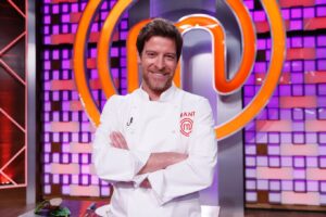 Manuel Baqueiro Instagram - El martes que viene volvemos a vernos las caras en @masterchef_es . Un lujo reencontrarme con mis queridos @samyspain @pepe_rodriguezrey y @jordicruzoficial . Además coincido con el amo del chocolate y mago de los postres, el gran @davidpallasoficial , que además de ser un genio, tiene un corazón que no le cabe en el pecho. Será un programa espectacular, con una prueba de eliminación tremenda, y en el que vestiré con orgullo mi chaquetilla de subcampeón. Nos os lo podéis perder!!! Gracias @mrey y @shineiberia por contar conmigo de nuevo!!! Nos vemos pronto en los fogones, y esta vez seré yo el que de caña… temblad aspirantes!!! 😉😉 #masterchef #masterchefcelebrity #television #manubaqueiro