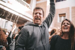 Manuel Baqueiro Instagram - Breve resumen del fiestón de despedida de @amaresparasiempre donde lo dimos todo. Dimos risas, abrazos, alegría, lágrimas… dimos sobre todo mucho amor, porque hay algo innegable, somos una familia y nos amaremos para siempre. Os quiero compañeros. Gracias por tanto. #series #amaresparasiempre #manubaqueiro #party