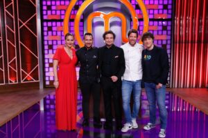 Manuel Baqueiro Instagram - El martes que viene volvemos a vernos las caras en @masterchef_es . Un lujo reencontrarme con mis queridos @samyspain @pepe_rodriguezrey y @jordicruzoficial . Además coincido con el amo del chocolate y mago de los postres, el gran @davidpallasoficial , que además de ser un genio, tiene un corazón que no le cabe en el pecho. Será un programa espectacular, con una prueba de eliminación tremenda, y en el que vestiré con orgullo mi chaquetilla de subcampeón. Nos os lo podéis perder!!! Gracias @mrey y @shineiberia por contar conmigo de nuevo!!! Nos vemos pronto en los fogones, y esta vez seré yo el que de caña… temblad aspirantes!!! 😉😉 #masterchef #masterchefcelebrity #television #manubaqueiro