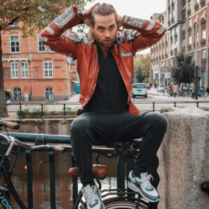 Manuel Broekman Instagram - Wat denken jullie, deze bos manen een keer echt lang laten groeien of niet? Ik heb nog lekker genoten van Amsterdam op deze zonnige herfstdag 😎 heerlijk!  Straks gaat het weer spannend worden want; een nieuwe toespraak door de minpres. Wat dat betreft hou ik niet alleen mijn haar maar  ook mijn hart vast. Zorg voor elkaar, stay healthy en strong! Ps: jas by @jobreuten
