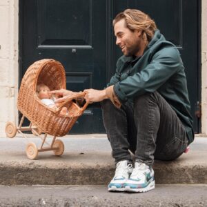 Manuel Broekman Instagram - IK WORD VADER!!! In de loop van 2021 wel te verstaan en alleen in de nieuwe film van @zwangerencofilm dan! ;-) Hartstikke blij dat ik dit alvast mee mag maken, en met een heerlijke cast van oa @liekevanlexmond @waldemartorenstra geregisseerd door @johan_nijenhuisenco en met fijne tegenspeelster @bomaerten voel ik me helemaal op mijn plek. Dit wordt een fantastisch lekkere feel good film waar jullie hopelijk van gaan genieten. Zo! Dat is eruit, nu op naar het weekend :)
#zwangerenco #papa #iknogniet #maarindefilmwel