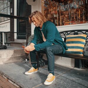 Manuel Broekman Instagram - Wanneer je ineens doorhebt dat je schoenen heel lekker met het kussen matchen 😂 edit: totale outfit 😁