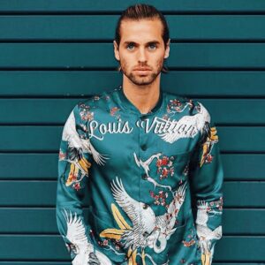 Manuel Broekman Instagram - Throwback naar deze outfit🕺🏼Vind ‘m nog steeds wel kunnen... wat jullie? #pyamaparty #louisvuitton #draaiikmijnhandnietvoorom