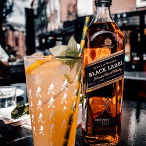 Manuel Broekman Instagram - Nu de horeca weer open is, is het weer tijd voor spontane ontmoetingen. Lekker losjes barhoppen met @johnniewalker langs de lekkerste cocktailbarren in Amsterdam. Vanaf vandaag t/m morgen kan je deze heerlijke walk ook zelf doen, zeker een aanrader! 

#ad #drinkresponsibly #johnniewalker #highball #keepwalking