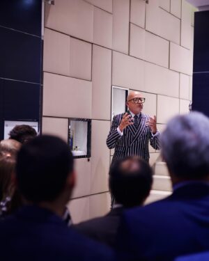Manuel Luís Goucha Instagram - Esta tarde na apresentação de um evento celebrando os cem anos da linha Meisterstück (obra de mestre em alemão) da Montblanc. Uma linha de canetas-tinteiro de excelência que se mantém intemporal. Recuei com os convidados a 1924 e procurei fazê-los viajar no tempo dando-lhes  a conhecer um pouco da Lisboa de então, tempo de boémia, estúrdia, eram os loucos anos 20, de agitação política e social. Evocámos  Manuel Teixeira Gomes, escritor, autor teatral, diplomata e Presidente da República, o sétimo em 14 anos de República, para mim das figuras mas interessantes da I República, porque culto, com mundo, sede de conhecimento e também um esteta, passeámos” por vários teatros percebendo o que estava em cena e acabámos nos clubes noturnos dançando o foxtrot ou o charleston. Ainda se cantou o refrão do Fado do 31, popularizado pela Maria Vitória, poucos anos antes, de se finar tísica com apenas 27 anos. Também se cantaram os parabéns à Montblanc, pela efeméride, já a minha palração havia terminado.  Hoje celebrámos a delicadeza, o detalhe e o bom gosto de uma marca. E foi dos trabalhos que maior prazer me deu. Foi em Lisboa, 100 anos depois. Fotos @chrrua  obrigado à @centralmodels que me agencia.