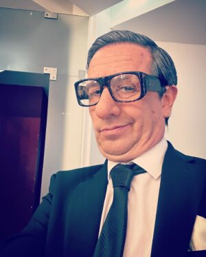 Manuel Marques Instagram - Aristóteles Onassis no Cá por Casa de @herman.jose.oficial 

Caracterização: @katiasergioalxeredomakeuphair @anapsteiner @paulinasousaconde 

Guarda roupa: @ltinacosta