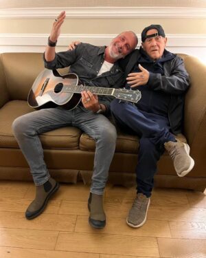 Manuel Wirzt Instagram - Un encuentro inolvidable. Querido @leodanoficial, qué placer encontrarnos! 

Qué hermoso viaje estamos viviendo 🇮🇹🇻🇦

Mañana presentaremos en la filmoteca vaticana nuestra canción "Los caminos de la fe", el himno oficial para Mama Antula, la primera santa argentina, que será canonizada este domingo ❤️

Y gracias a ustedes por compartir conmigo este momento tan especial de mi vida 🫶