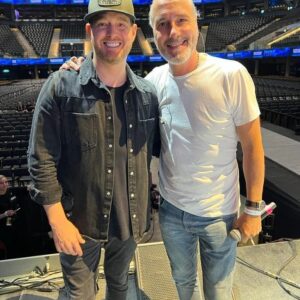 Manuel Wirzt Instagram - ¡Una noche especial! Gracias @michaelbuble por el cálido recibimiento y por permitirme cantar junto a @_lucasedi ante tu público en la previa de tu show en el @movistararenaar ! 

Gracias @tavosilva24 por la invitación y felicitaciones por hacerlo realidad!! 🥳🥳