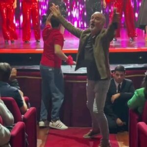 Manuel Wirzt Instagram - ¡Anoche estuve en el teatro viendo @tootsielacomedia! Una obra imperdible, con una puesta fantastica y artistas geniales.

Gracias @nicovazquezok por tu generosidad y afecto, sos un grande. Te felicito por semejante éxito! Te quiero!

¡Aguante Tootsie y el teatro argentino! 🇦🇷🇦🇷