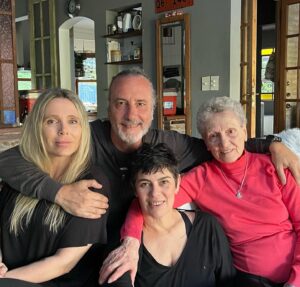 Manuel Wirzt Instagram - Con tres Madrazas maravillosas!!! Mi vieja, Andy y @virgi.querejet !!! Feliz día para todas las madres del mundo!!!♥️