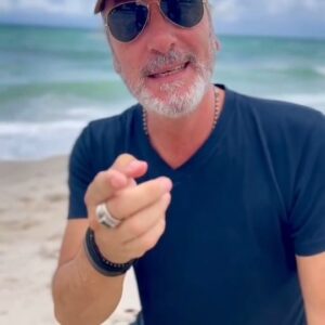 Manuel Wirzt Instagram - Así! Desde Miami en una hermosa tarde 🌞🌴

¡Pueden encontrar la canción completa en todas las plataformas digitales!

Los quiero!