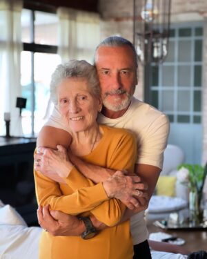 Manuel Wirzt Instagram - Te amo Viejita linda!!!
Feliz día a todas las Madres!!🌹