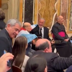 Manuel Wirzt Instagram - 🇦🇷🇻🇦 Zamba de mi esperanza, momento de profundo orgullo argentino junto a @leodanoficial! Guitarreando con Francisco y muchos compatriotas!

¡Viva nuestro país y su cultura!