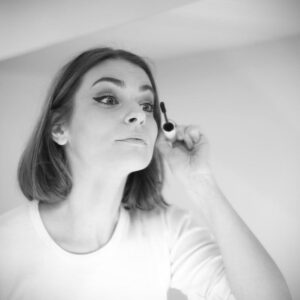 Manuela Couto Instagram - O @renato_o_godinho não aparece nas fotografias porque é ele que nos afaga com a sua lente e regista estes momentos de preparação para o espectáculo A Senhora de Dubuque, que estreamos amanhã no @teatrodatrindade ! Estamos muito felizes!! ♥️ @alvarosantoscorreia @cuchacarvalheiro  @faleiro.sandra @oficialfernandoluis @bennyapereira @alberto_magassela