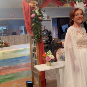 Manuela Couto Instagram - Somos só nós que ainda não estamos a saber lidar com o fato do Almeno? 😂🥴

#sangueoculto #novelas #sic #bastidores #gravacoes #cerimonia #casamento #noivos #fato #vestido